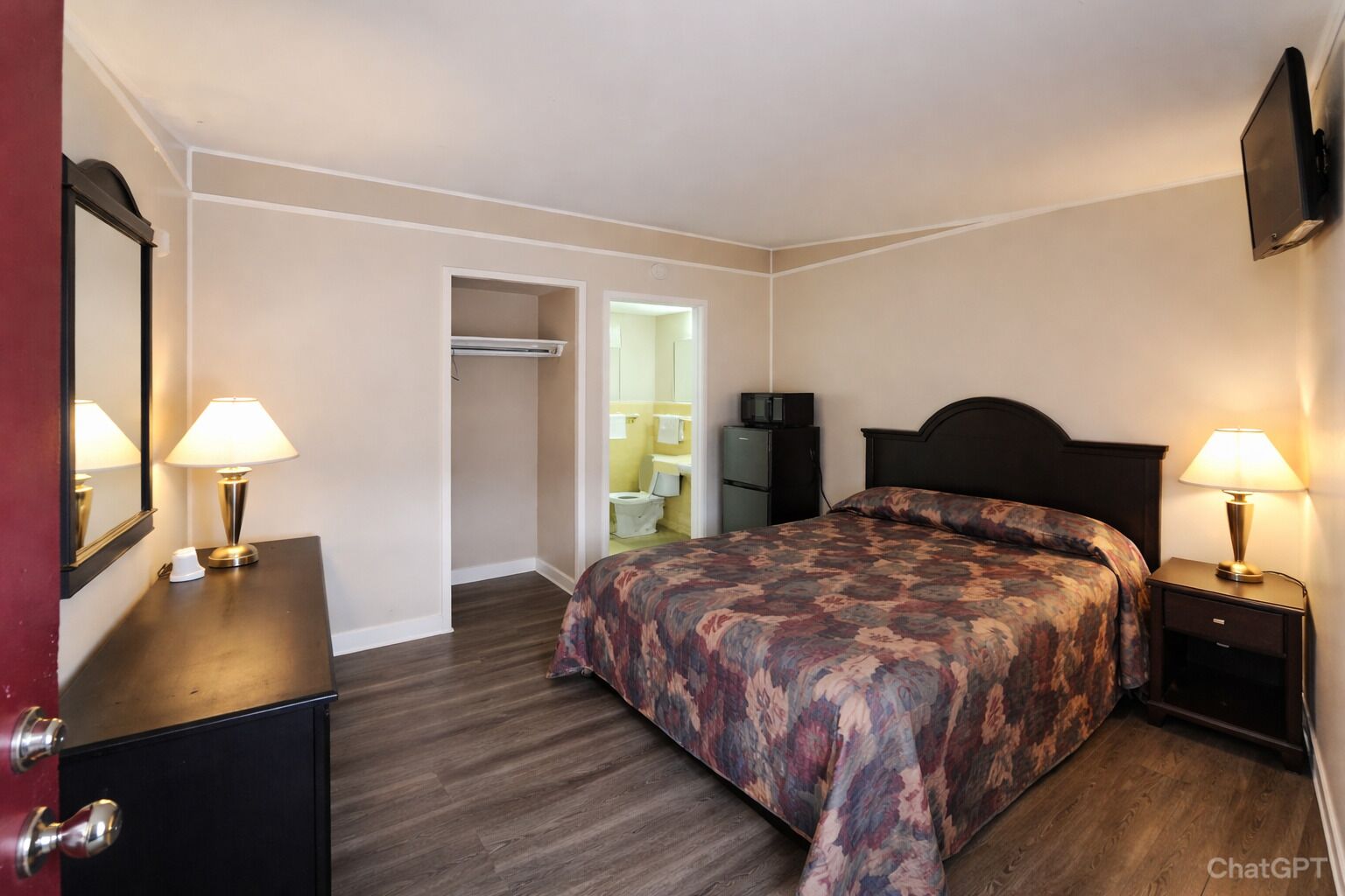 1 Queen Bed & 2 Full Bed Smoking | Skrivebord, wi-fi (inkludert) og sengetøy