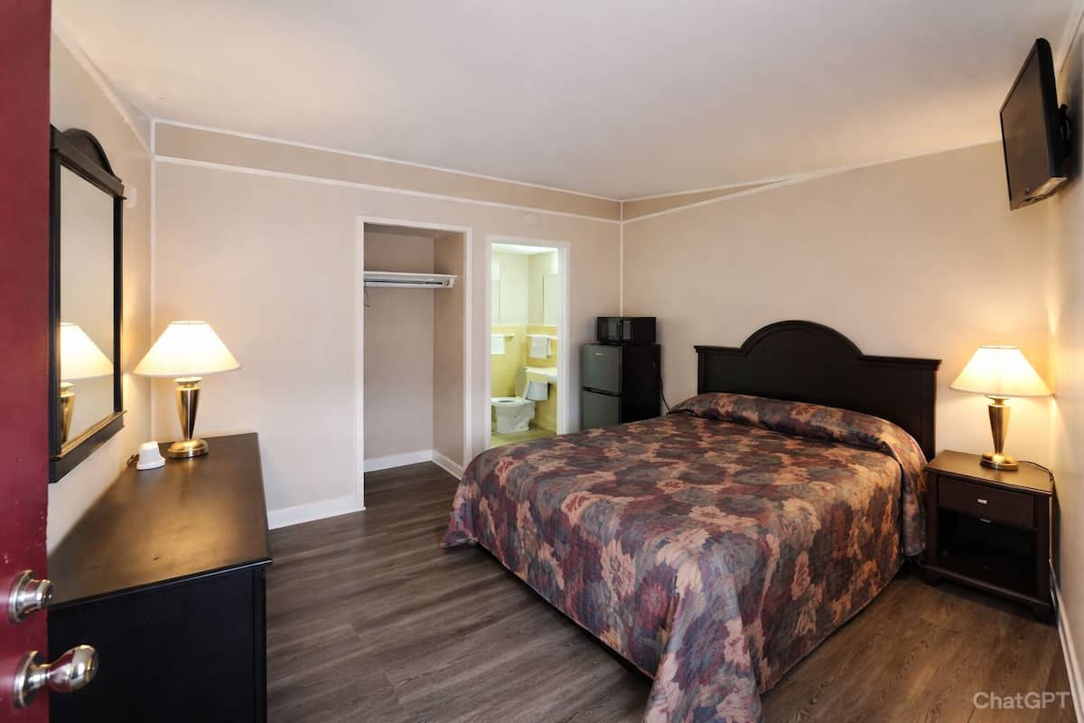 1 Queen Bed & 2 Full Bed Smoking | Skrivebord, wi-fi (inkludert) og sengetøy