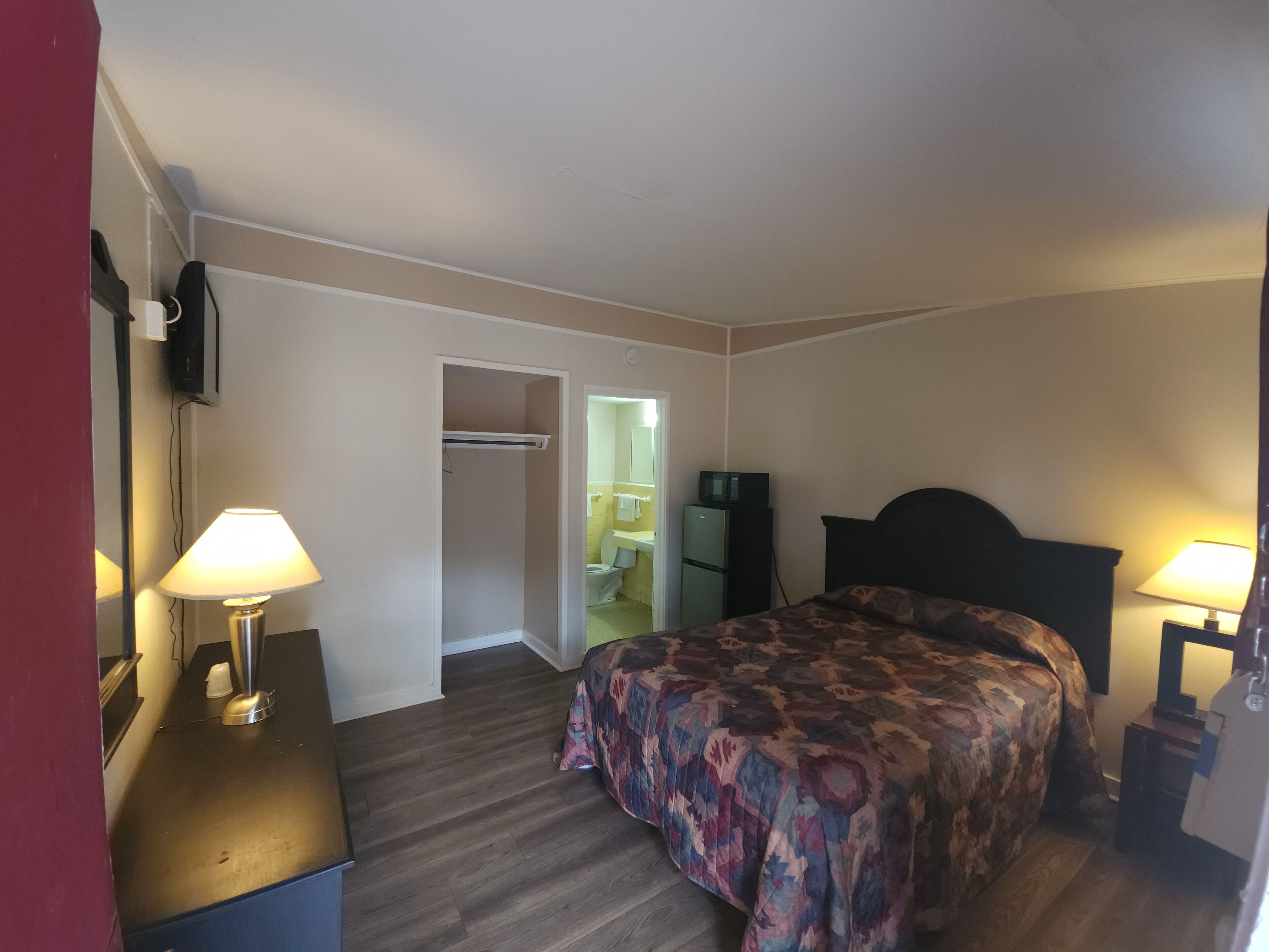 1 Queen Bed & 2 Full Bed Smoking