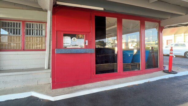A red building with large windows and a door. - Bama Motel Mobile I-65 & US-90 (Mobile)