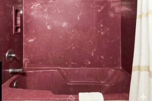 1 Queen Bed & 2 Full Bed Smoking | Bathroom | Free toiletries, towels - Bama Motel Mobile I-65 & US-90 (Mobile)