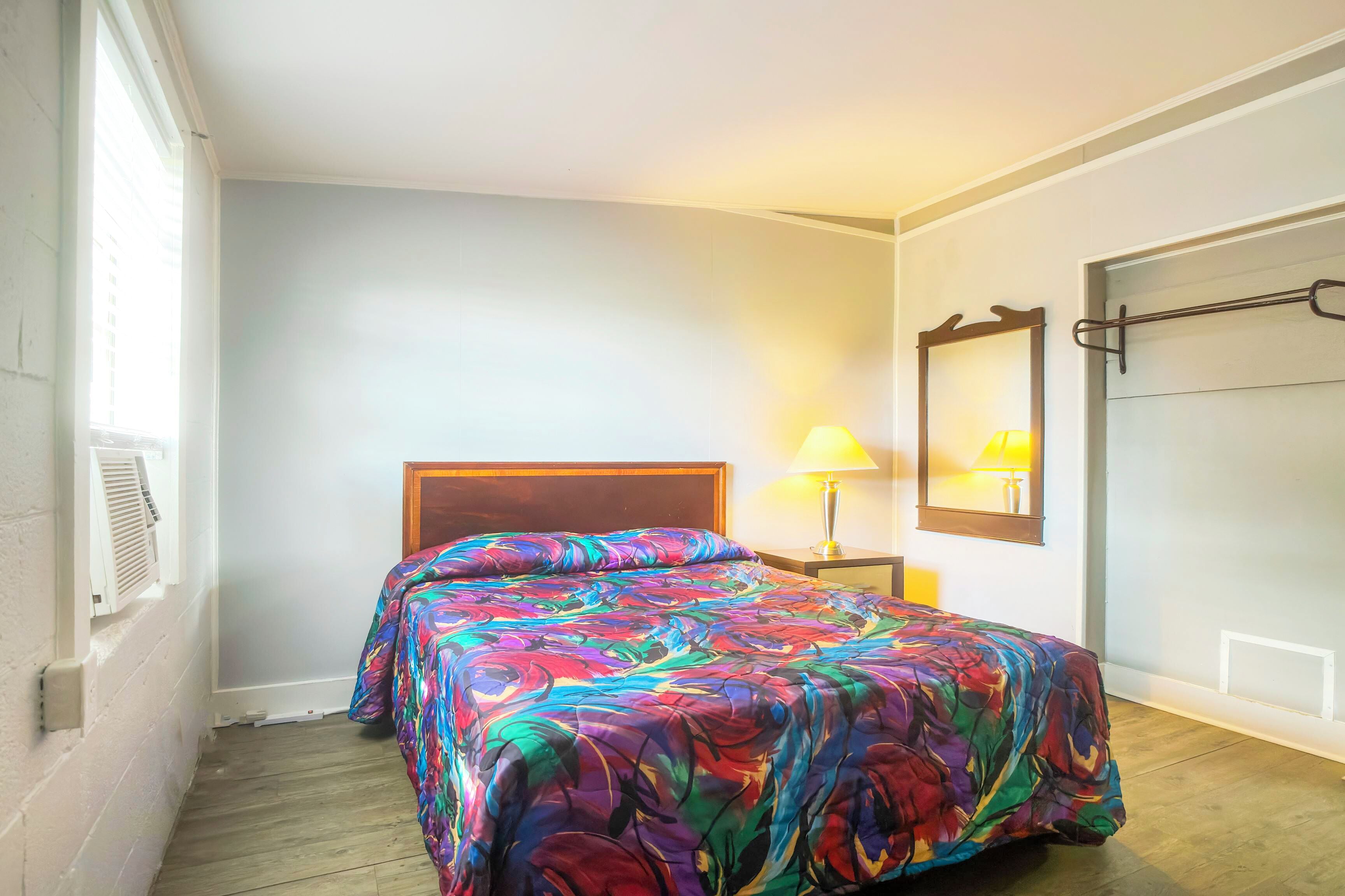 Rom, 1 queensize-seng, røyk | Skrivebord, wi-fi (inkludert) og sengetøy