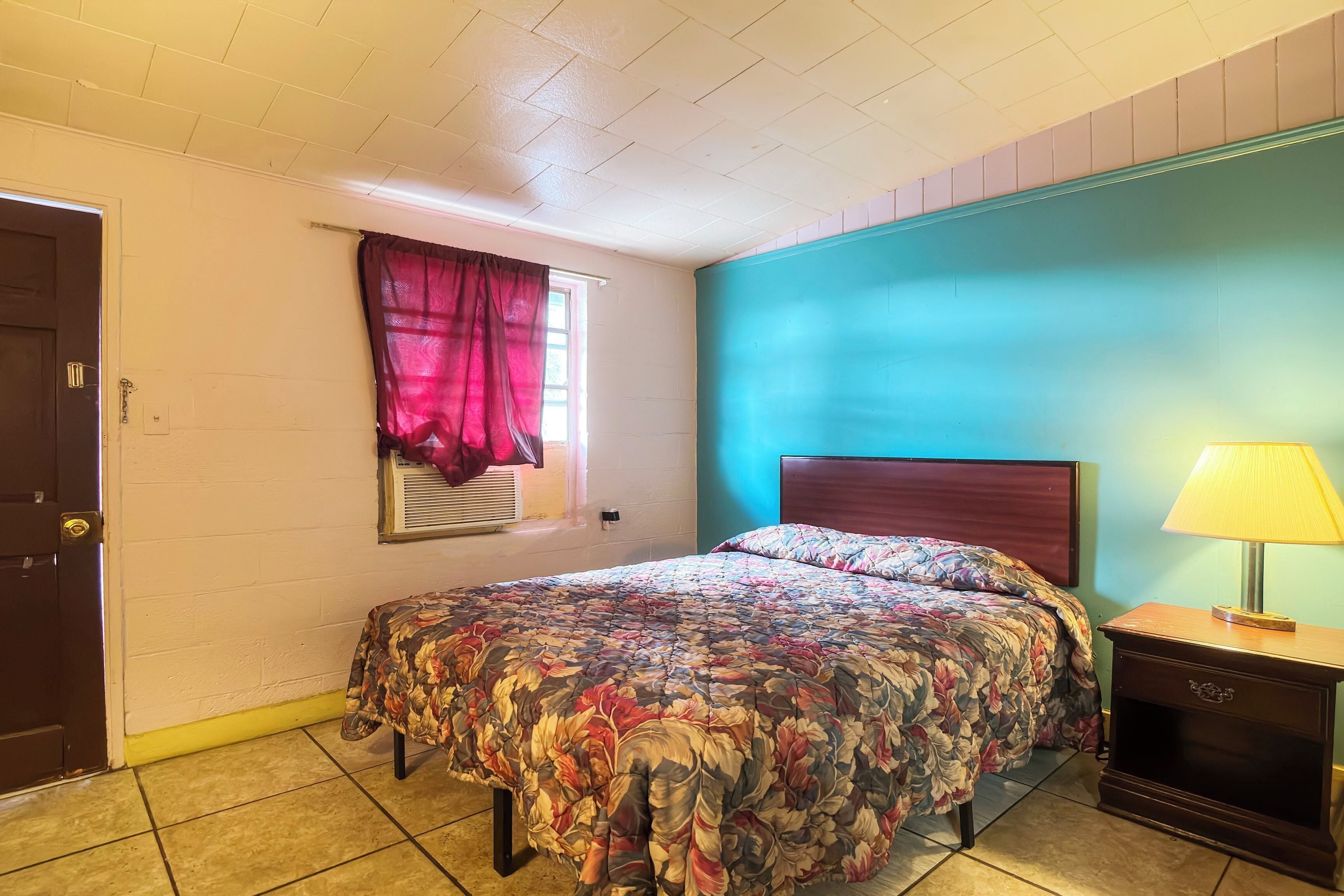 Chambre, 1 très grand lit, fumeur