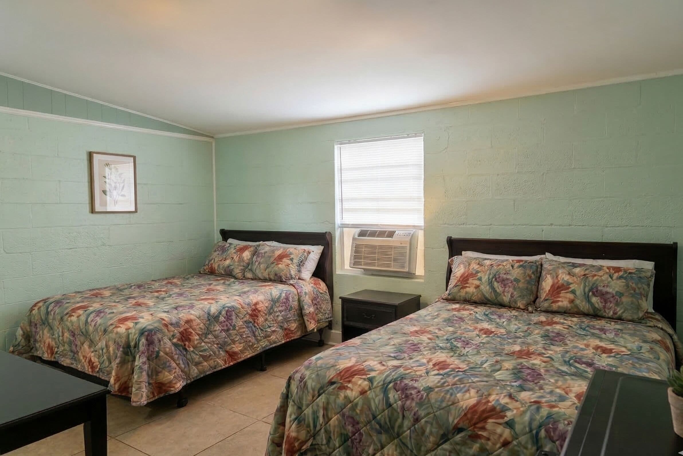 1 Queen Bed & 2 Full Bed Smoking | デスク、WiFi (無料)、ベッドシーツ