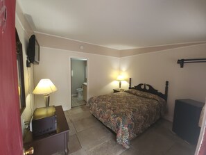 1 Queen Bed & 2 Full Bed Smoking | Escritorio, wifi gratis, ropa de cama