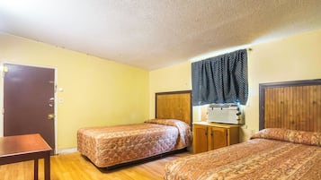 Escritorio, wifi gratis y ropa de cama