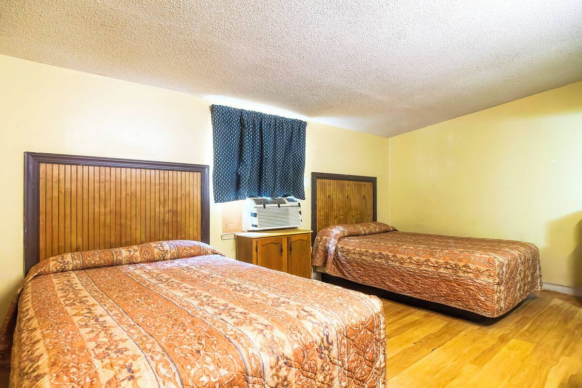 2 Queen Beds Non-Smoking | Bàn, truy cập Internet không dây miễn phí, bộ trải giường 