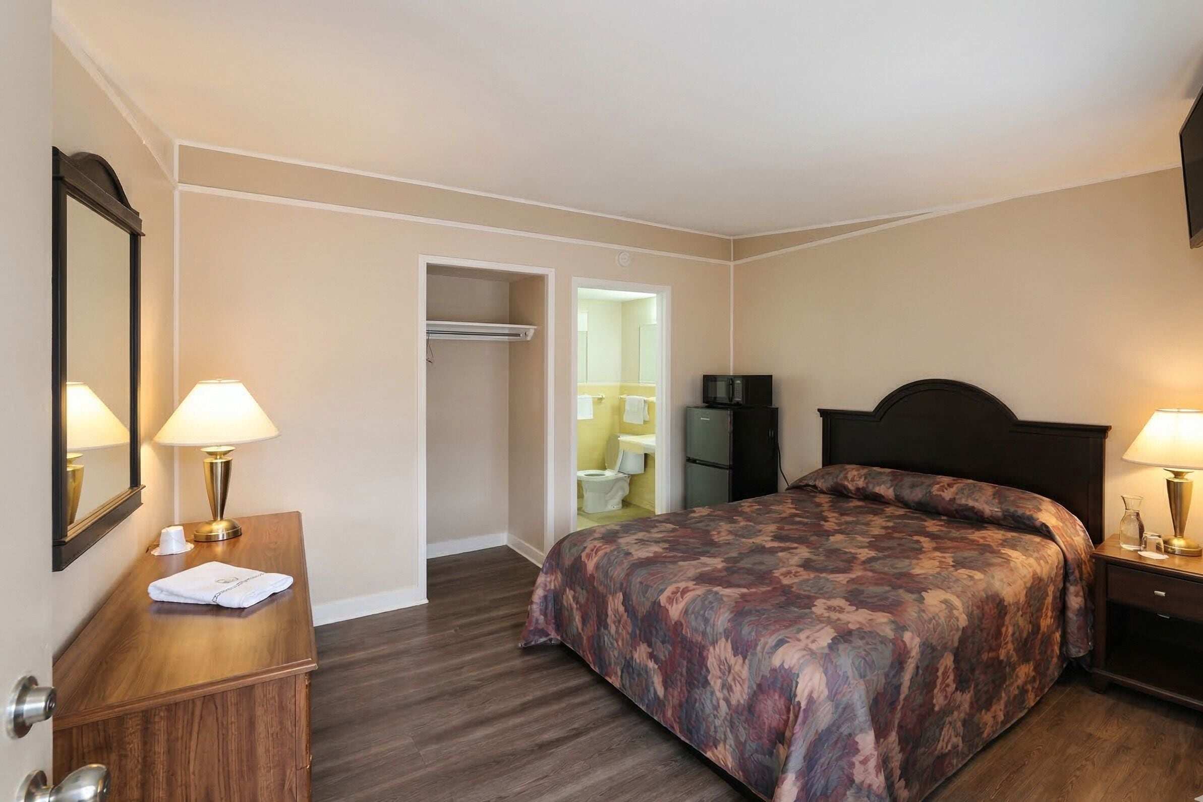 1 Queen Bed & 2 Full Bed Smoking | Escritorio, wifi gratis, ropa de cama