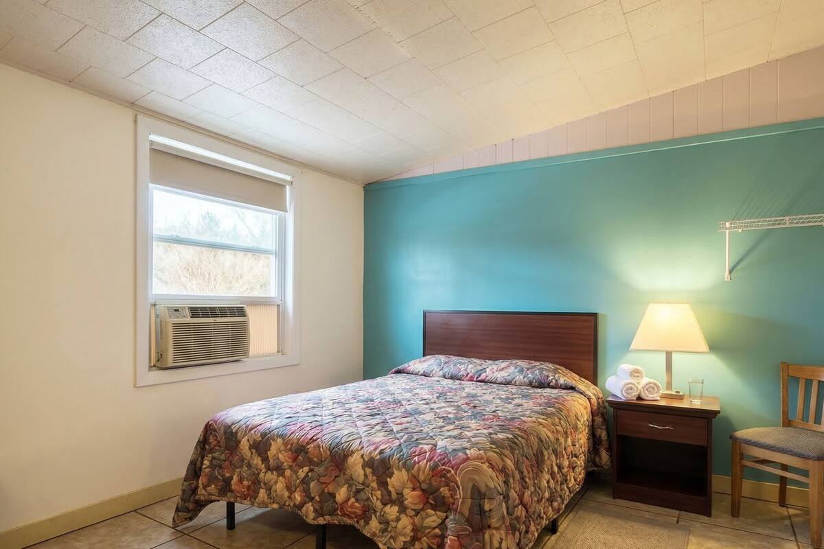 Full Bed Non-Smoking | Bàn, truy cập Internet không dây miễn phí, bộ trải giường 