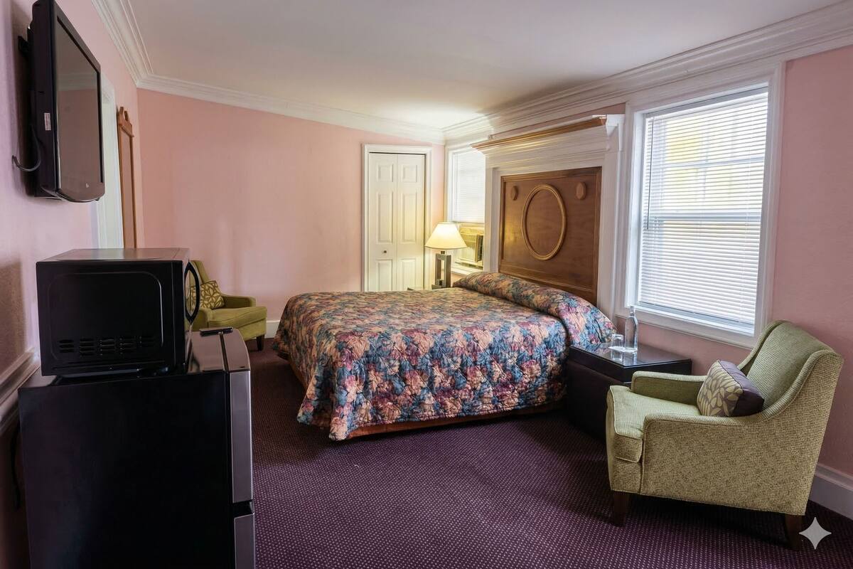 1 Queen Bed & 2 Twin Beds Non-Smoking | Bàn, truy cập Internet không dây miễn phí, bộ trải giường 