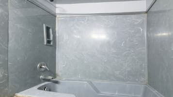 Rom, 2 queensize-senger, røyk | Bad | Toalettartikler (inkludert) og håndklær