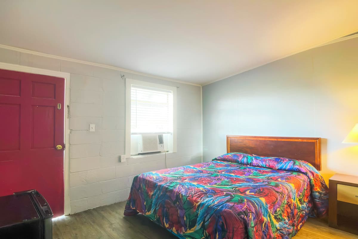 Room, 1 Queen Bed, Smoking | Desk, free WiFi, bed sheets