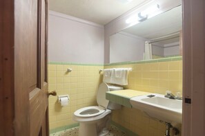 Habitación, 1 cama de matrimonio grande, fumadores | Baño | Artículos de higiene personal gratuitos y toallas