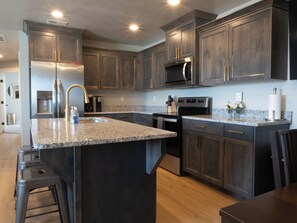 Frigorifero, microonde, forno, piano cottura