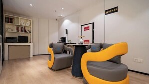 A modern living room with two sofas, a coffee table, and a bookshelf. - Bedola Hotel (Xiamen Railway Station Mingfa Plaza) (Xiamen)