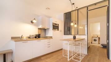 Refrigerador, microondas, parrilla de estufa y cafetera y tetera