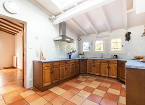 Køleskab, mikrobølgeovn, ovn, kogeplade