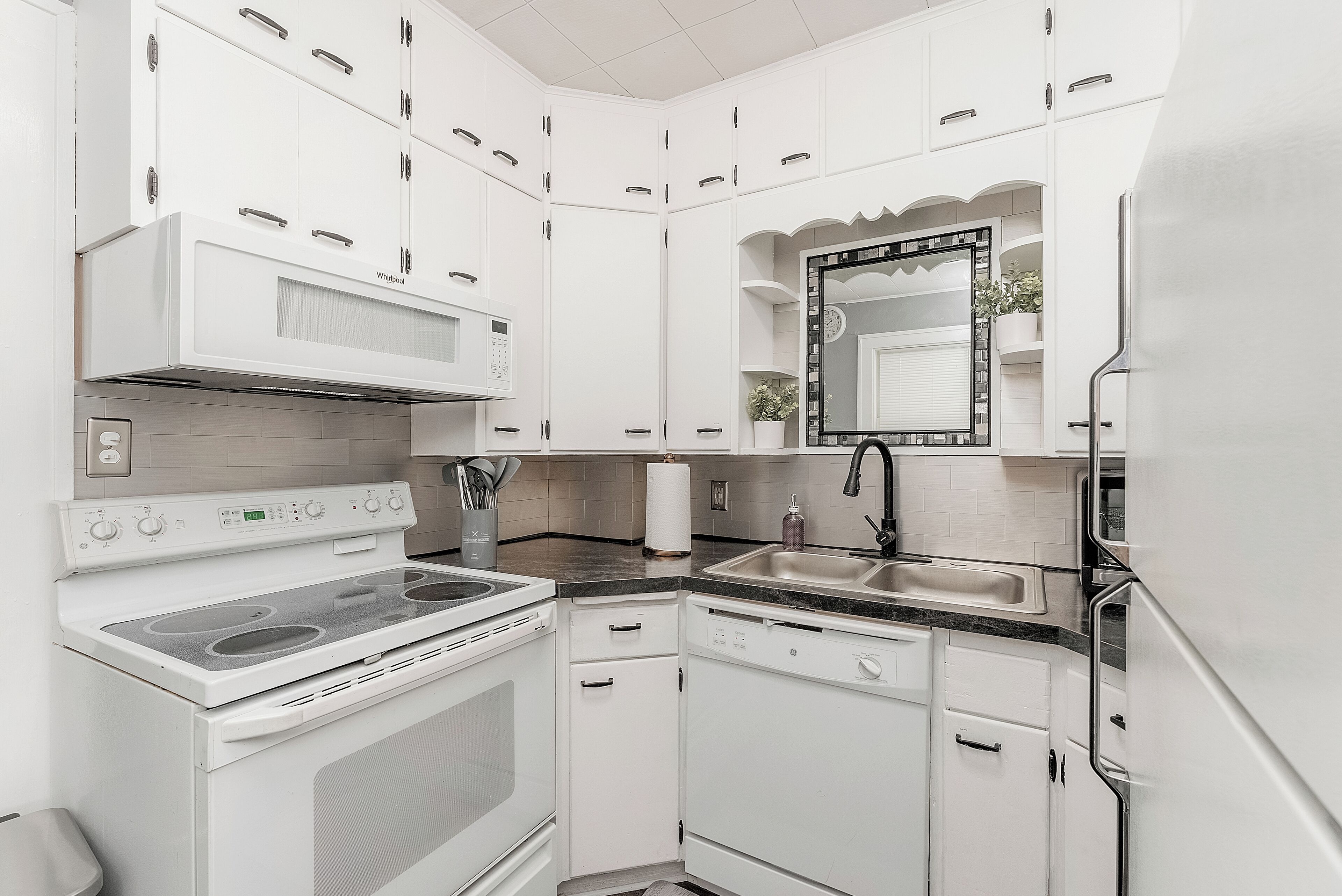 Réfrigérateur, micro-ondes, four, plaque de cuisson