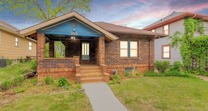 Cozy Cottage Within Walking Distance to Avera Hospital