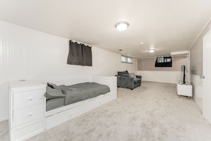 3 bedrooms, iron/ironing board, free WiFi, bed sheets