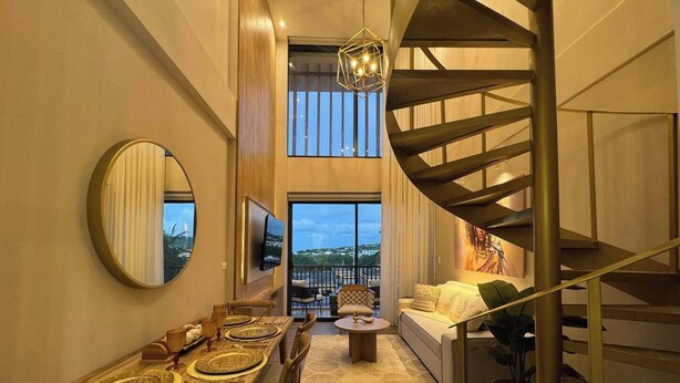 Un soggiorno moderno con zona pranzo, una scala a chiocciola e una grande finestra con vista sulla città.