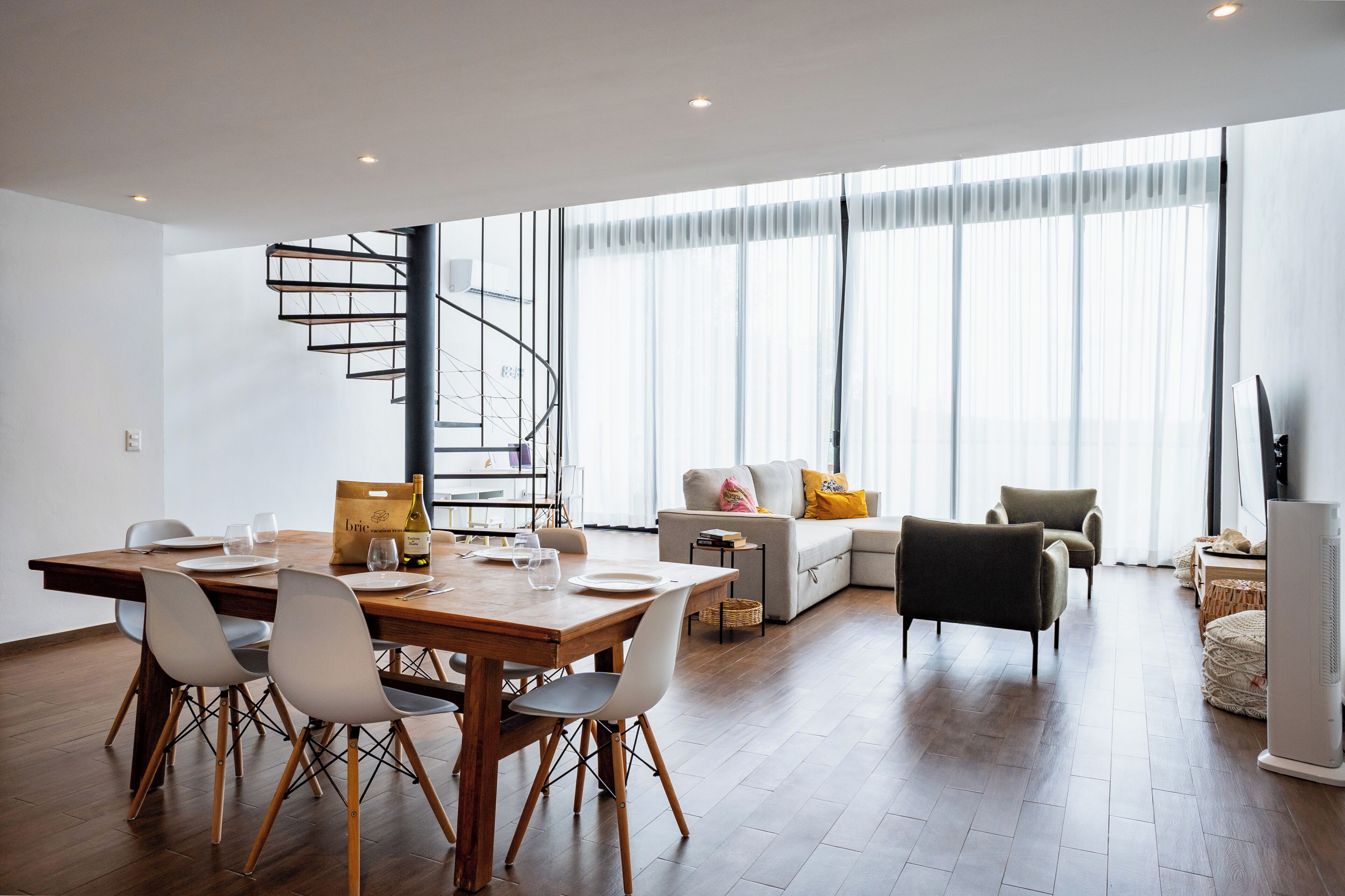 Departamento familiar, balcón, vista al jardín | Área de sala de estar | Smart TV de 50 pulgadas con canales por cable y Netflix 