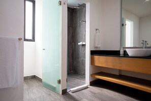 Familienapartment, Balkon, Gartenblick | Badezimmer