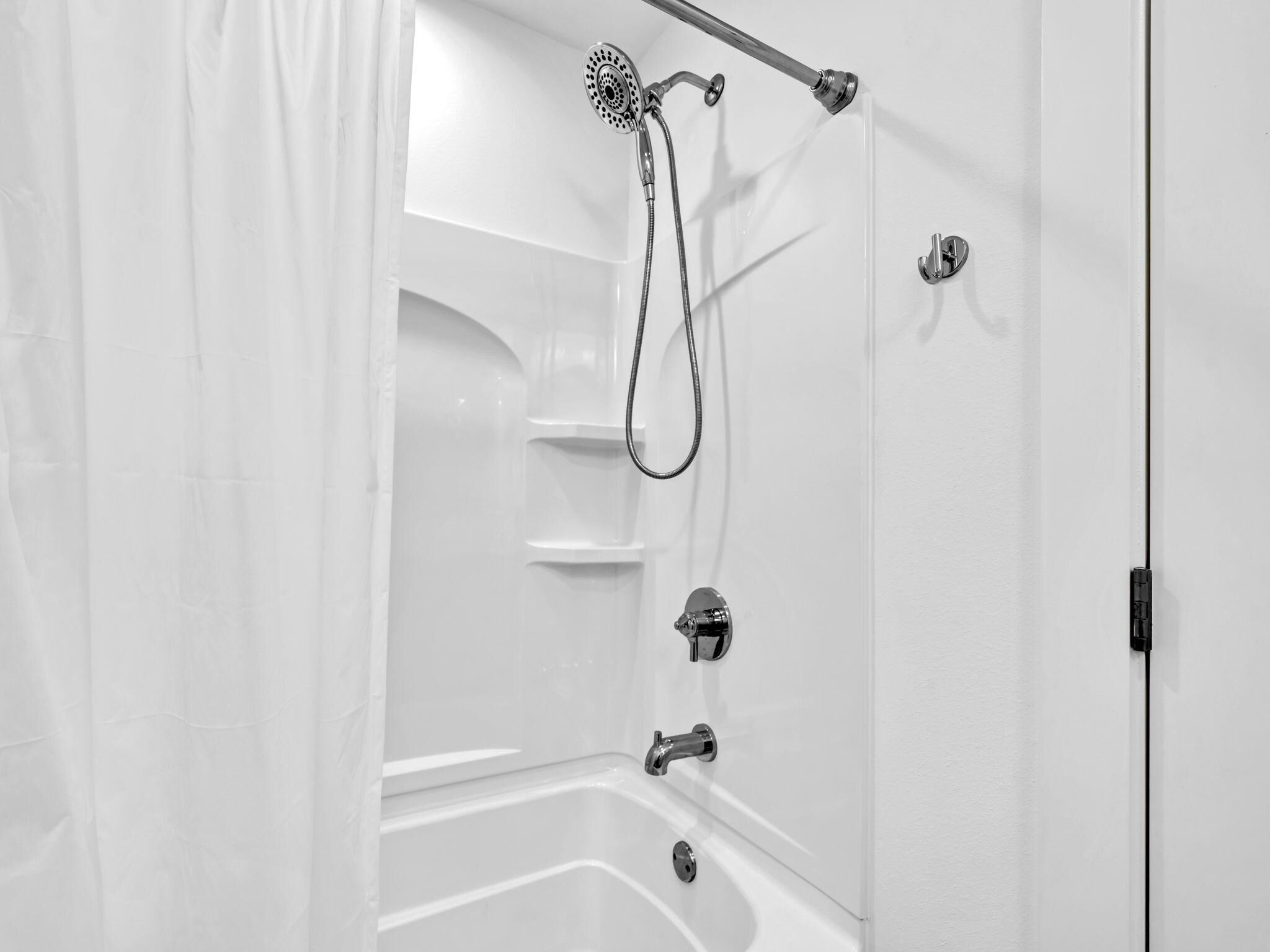 Un bagno moderno con una vasca, una doccia e un WC.