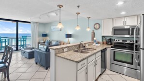 Kondominium, 1 Tempat Tidur King dengan tempat tidur Sofa (SunDestin 510) | Dapur pribadi