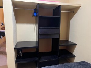 Caja de seguridad en la habitación y tabla de planchar con plancha 