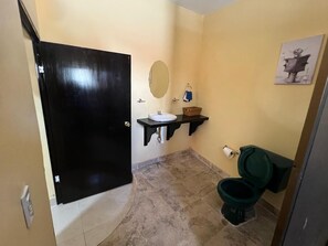 스탠다드룸 | 욕실 | 샤워 시설, 타월, 비누, 샴푸