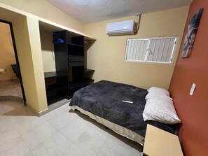 Caja de seguridad en la habitación y tabla de planchar con plancha 