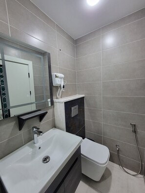 Dutxa, assecador de cabells, bidet i tovalloles 