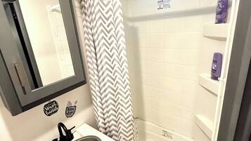 Dutxa, assecador de cabells, tovalloles i sabó