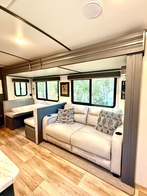 Interior - Camper in Zephyrhills with Wi-Fi (Zephyrhills)