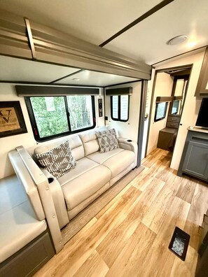Smart TV - Camper in Zephyrhills with Wi-Fi (Zephyrhills)