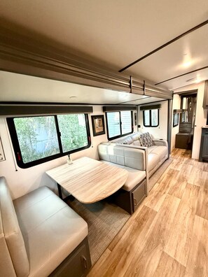 Smart TV - Camper in Zephyrhills with Wi-Fi (Zephyrhills)