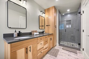 Shower, hair dryer, towels, soap - Book Your Mt. Baker Après Ski Stay (Deming)