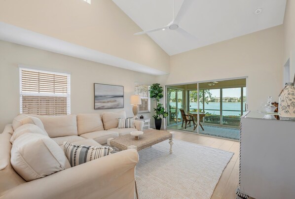 Living area - Lakeside of Naples. 2-bedroom 2-bath charming villa on huge lake. (Naples)