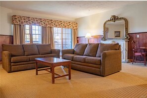 Executive Suite, Non Smoking, Balcony | Living area | 24-inch TV with cable channels, table tennis, stereo - Hanah mountain resort and country club (Margaretville)