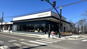 Unclassified image, 5 of 117, button