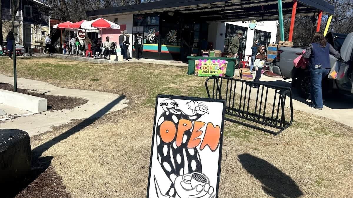 Un espace extérieur avec une pancarte indiquant « OUVERT ».