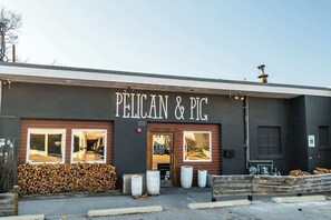 Unclassified image, 4 of 117, button