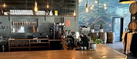 Mikrobølgeovn, ovn, kokeplater og oppvaskmaskin