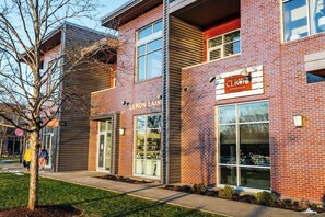 Unclassified image, 3 of 117, button