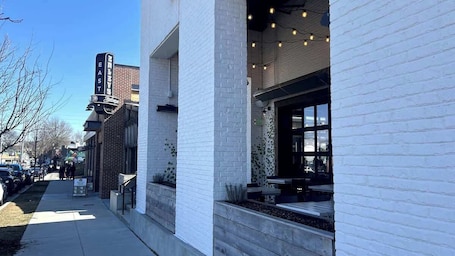 屋外ダイニングエリア. Riverside Retreat Near 5 Points