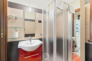 Regadera, secadora de cabello, bidet, toallas 