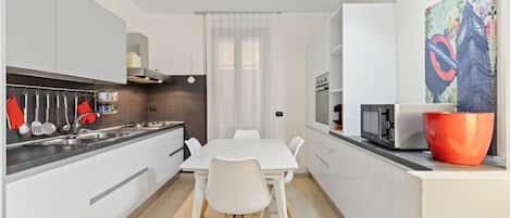 Fridge, microwave, stovetop, dishwasher
