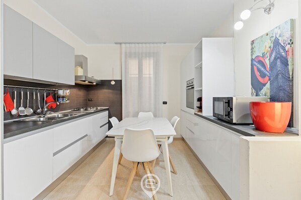 Fridge, microwave, stovetop, dishwasher