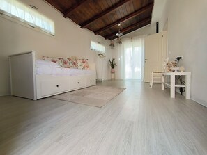 3 bedrooms, iron/ironing board, WiFi, bed sheets - House of the Moors oasis of peace (Lenzevacche)